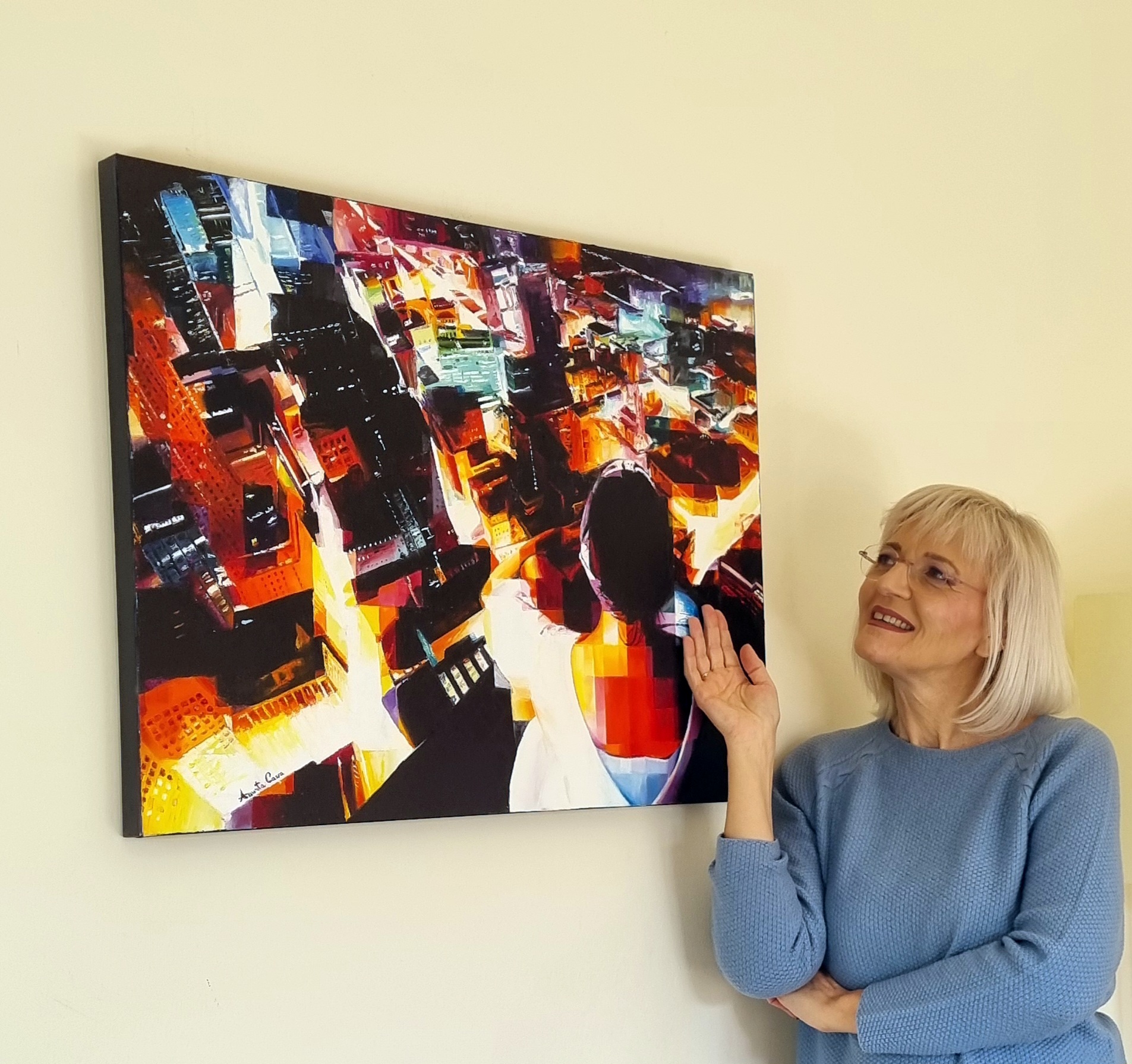 assunta-cassa-with-infinicity-painting.jpg Assunta Cassa presents her painting Infinicity, a tribute to art and the urban soul.
