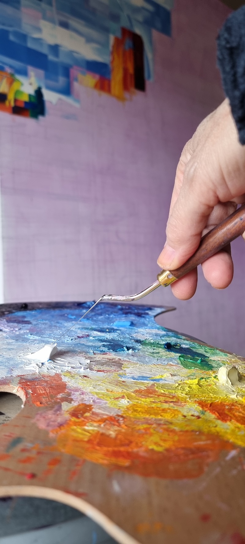 Detail-Hand-Palette-Knife-City-Oil.jpg Detail of a hand painting a fragmented urban scene with a palette knife.