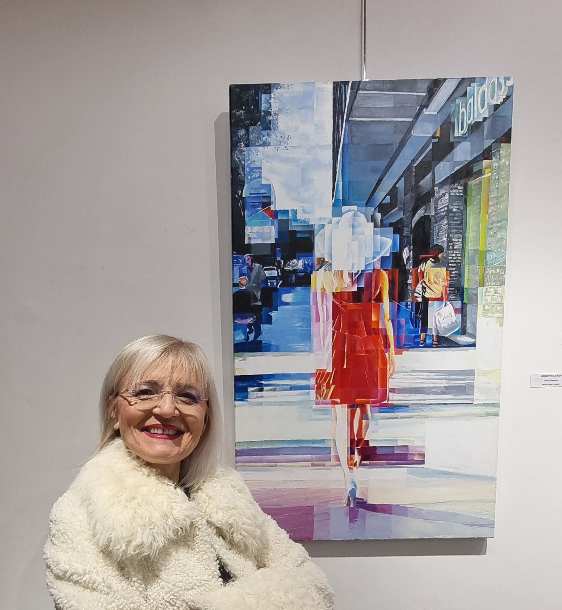 Io e Urban elegance L’artista Assunta Cassa sorride accanto a una sua opera finita esposta in galleria.