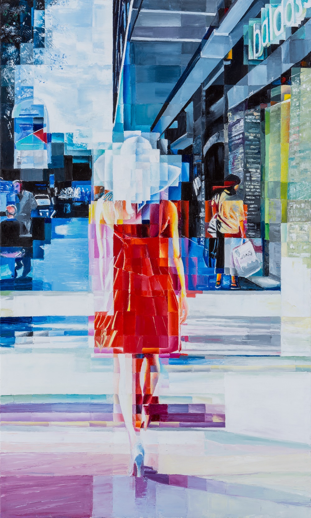 Dipinto a olio di una donna elegante con vestito rosso e cappello ampio che attraversa una strada urbana illuminata dal sole.