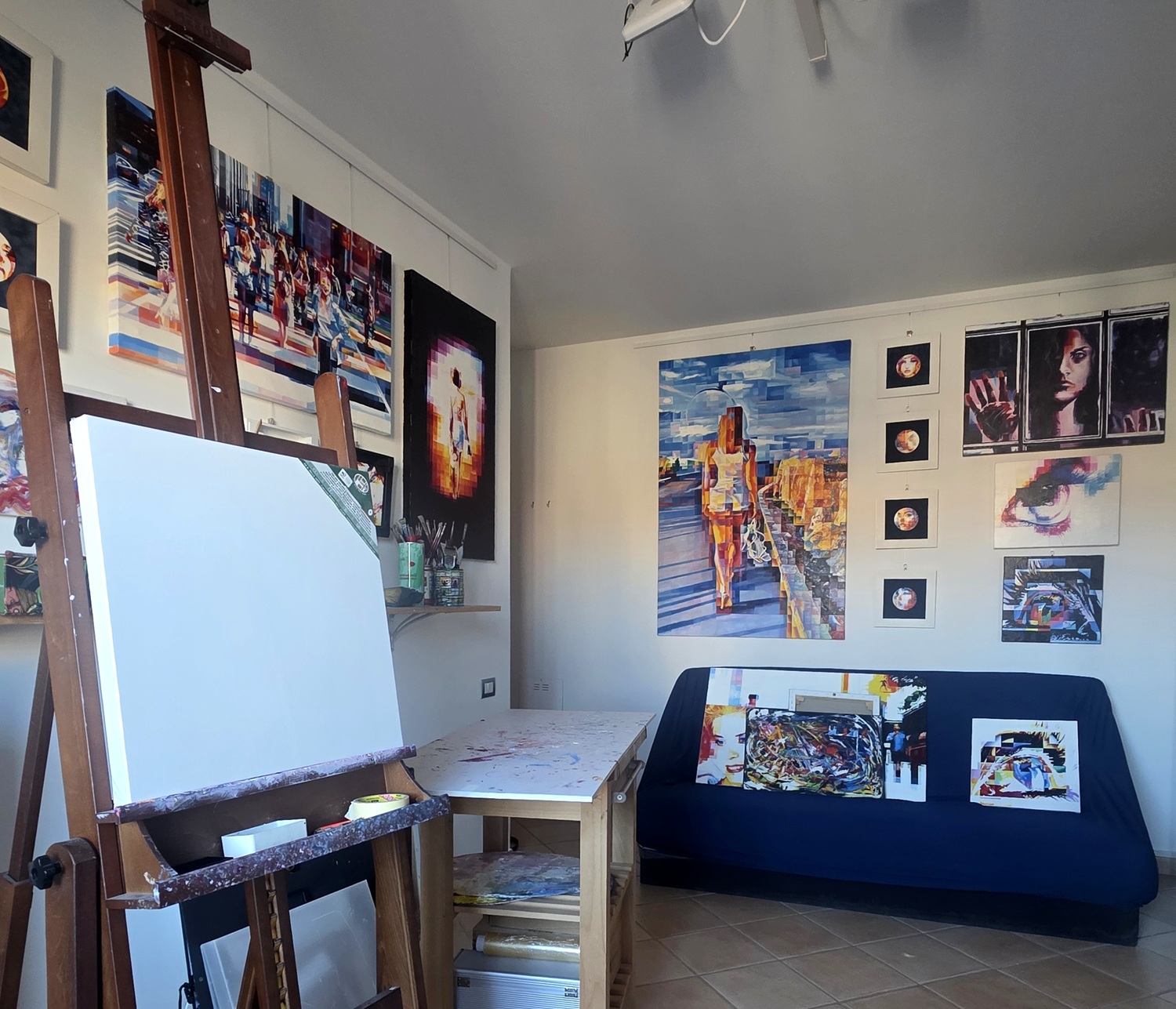 Il potere dei colori — il bianco che illumina lo studio il potere dei colori — pareti bianche nello studio d’artista con quadri colorati