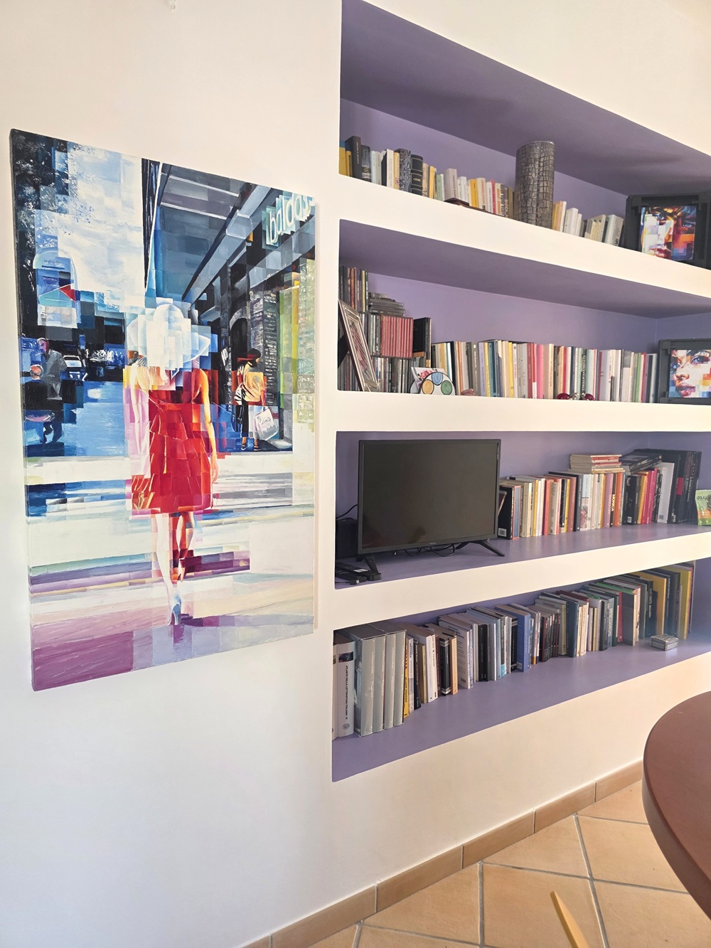 die kraft der farben — natürliches Licht, das durch den Wohnraum fließt