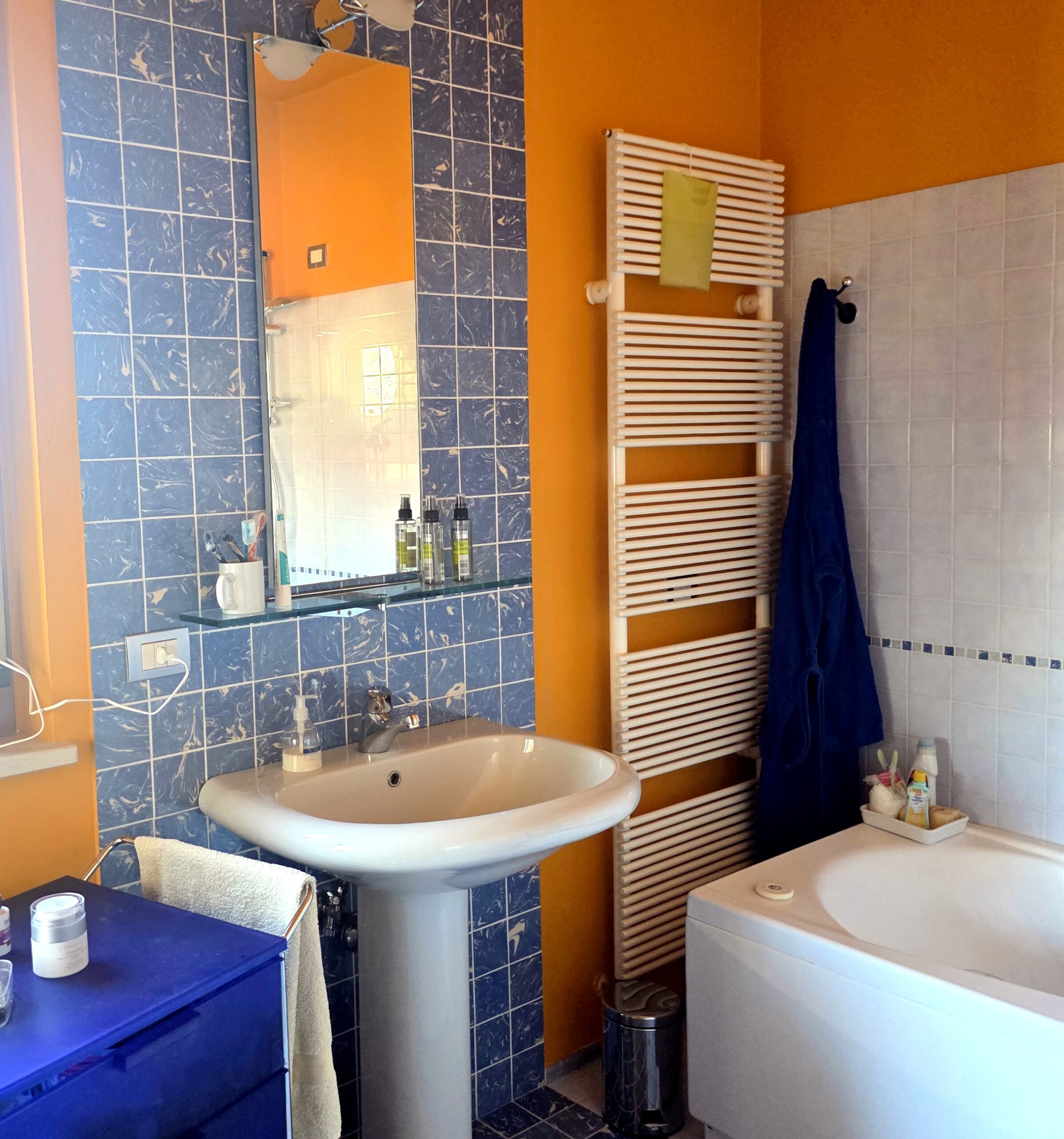 die kraft der farben — orange und blau gefliestes Badezimmer